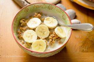 bowl of vegan granola with bananas